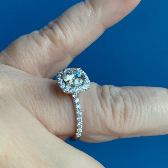 #119 Absolutely perfect 1.5 cttw halo Moissanite ring!!! - Picture 4 of 6